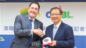 澳洲職棒聯盟執行長維爾（Cam Vale）日前正式向中華職棒會長吳志揚遞交加入中華職棒企劃書，並交換紀念品。（資料照／中央社）
