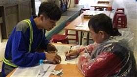 民眾到中油加油站申請理賠中油95汽油理賠上路首日，民眾一早到加油站申請退費。中油提醒，民眾也可事先填寫「理賠申請書」，並準備好相關資料，加速申請流程。中央社記者蔡芃敏台北攝  107年11月1日