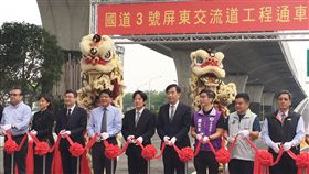 國道3號屏東交流道通車　賴清德出席剪綵國道3號屏東交流道工程通車典禮31日舉行，行政院長賴清德（中）、交通部長吳宏謀（右4）、屏東縣長潘孟安（左4）等人出席剪綵。中央社記者郭芷瑄攝　107年10月31日