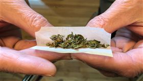 加拿大以舉國之力　進行大麻合法化實驗加拿大自10月17日大麻全面合法化，所有加拿大人，不論是否心甘情願，都已置身在一場涉及社會、經濟、生活、法律、醫學各層面大麻合法化實驗之中。中央社記者胡玉立多倫多攝　107年10月21日