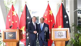 中國對外援助被質疑  王毅：受援國最有發言權中國外交部長王毅10月31日在巴布亞紐幾內亞與巴紐外長帕托（右）舉行會議後強調，中國不是簡單輸血，也無意動任何國家乳酪，「中國的援助到底好不好，受援國最有發言權」。（取自中國外交部官網）中央社  107年11月1日