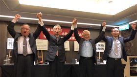 三圓建設董事長王永祥，以及欣同、新大同等投顧公司代表招開記者會（楊忠翰攝）