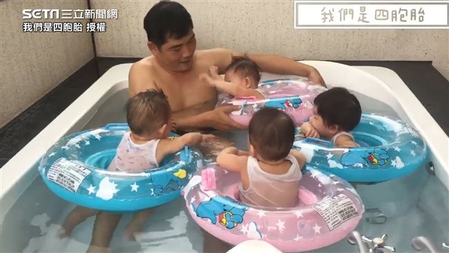 陪四胞胎游泳　爸爸唱老歌 寶寶QQ
