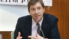 立法院永續會談氣候變遷衝擊與挑戰立法院永續發展促進會1日邀請英國氣候變遷特別代表布里奇（Nick Bridge）參與座談，就氣候變遷的衝擊與挑戰等議題交換意見。中央社記者謝佳璋攝　107年11月1日