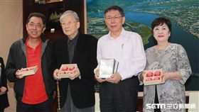 導演李行以及中華民國電影事業發展基金會董事長朱延平陪同影星甄珍拜會台北市長柯文哲 盧冠妃攝
