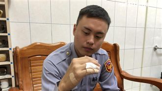 賓士雙煞倒車衝撞　勇警破窗滿手鮮血