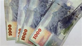 雲林查獲疑似現金買票案雲林虎尾警方31日晚間表示，循線查獲元長鄉疑有現金買票案，帶回2人偵訊並查扣新台幣現鈔4000元，檢方訊後將2人收押，全案擴大偵辦中。（虎尾警分局提供）中央社記者葉子綱傳真　107年10月31日