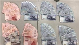 警方率隊前往承德路公寓查緝賭博，赫見遭通緝的豬屠口老大蔡木金跳樓摔傷，警方訊後將他解送歸案，周姓負責人則依賭博罪送辦（翻攝畫面）