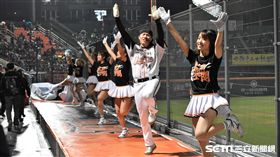 統一獅台南球場熱情球迷與啦啦隊。（圖／記者王怡翔攝影）