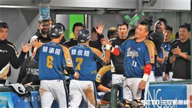 Lamigo桃猿廖健富敲出安打，帶有2分打點。（圖／記者王怡翔攝影）