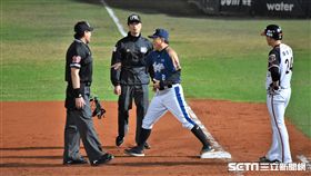 洪一中總教練抗議一壘判決。（圖／記者王怡翔攝影）