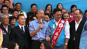 韓國瑜為吳育仁站台國民黨嘉義縣長參選人吳育仁（前右2）競選總部29日舉辦「軍公教警消勞工讚出來」活動，同黨高雄市長參選人韓國瑜（前中）到場站台。中央社記者黃國芳攝　107年10月29日