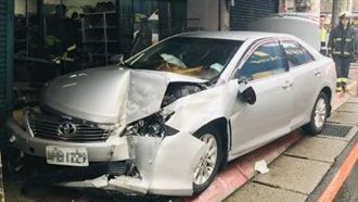 為閃左轉機車　轎車撞進店家釀2傷