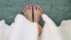 腳
https://www.flickr.com/photos/hervoices/4990005568/in/photolist-8AX5NL-hcSNci-6q5uD5-3Mh9v-8svkvK-4H1KsL-bvCA8-62BSKd-aB4jX-GGiXj4-4cdfyT-eL9Ee-aaQPbt-fwULpS-pZjCMV-7Lx2cy-25jEDis-hhdBV-iTEm4-5bX47B