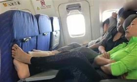 陸大媽搭飛機 打赤腳放桌板上／翻攝自影片