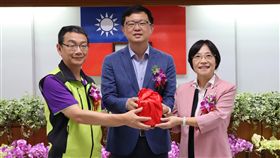 杜麗華正式接掌花蓮農改場（2）行政院農委會花蓮區農業改良場1日舉行代理、新任場長交接典禮，在農委會副主委李退之（中）監交下，新任場長杜麗華（右）從代理場長蔡宜(峰)（左）手中接過印信，正式上任。中央社記者李先鳳攝　107年11月1日