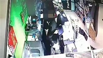 不顧店員哀求　無業男持槌搶超商