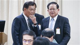 彭勝竹陳國恩交換意見國安局長彭勝竹（後左）1日列席立法院外交及國防委員會，和副局長陳國恩（後右）交換意見。中央社記者謝佳璋攝  107年11月1日