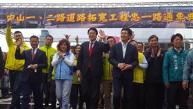 基隆忠一路貫通典禮　林右昌出席見證基隆市政府1日舉行忠一路貫通典禮，與中山一路完成銜接，縫合過去被鐵路一分為二的市區，市長林右昌（中）表示，火車站前的圓環未來也會新闢國門廣場，並拆除忠一路天橋，大家正在見證基隆數十年最大的改變。中央社記者王朝鈺攝　107年11月1日