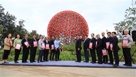 台中花博裝置藝術聆聽花開的聲音亮相2018台中花博裝置藝術作品「聆聽花開的聲音」以697朵火紅色機械花組成，由台北世大運聖火裝置藝術團隊「豪華朗機工」設計，與台中市政府及多個在地單位共創，1日在記者會中提前亮相。中央社記者趙麗妍攝　107年11月1日