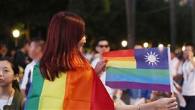 民眾上街參與同志大遊行（3）許多支持婚姻平權民眾27日下午走上街頭參與2018台灣同志遊行，有民眾將中華民國國旗改造融入彩虹旗元素，希望台灣能儘速通過婚姻平權。中央社記者吳翊寧攝　107年10月27日