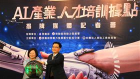 勞動部與資策會合作  成立AI人才培訓據點勞動部長許銘春（左）1日宣布，與資訊工業策進合作，成立「AI產業人才培訓據點」，為人才缺口注入新的能量，資訊工業策進會代理執行長蕭博仁（右）表示，策進會將進行人才盤點，解決產業的人力需求。中央社記者蘇木春攝　107年11月1日