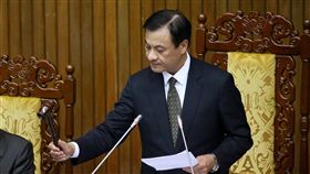 蘇嘉全敲槌 水利會改制三讀通過立法院17日三讀修正通過農田水利會組織通則，農田水利會改制為公務機關，將停止辦理會長及會務委員選舉，會長任期屆滿由政府指派；準用公務人員行政中立法。立法院長蘇嘉全（圖）17日凌晨在立法院議場敲槌通過。中央社記者吳翊寧攝 107年1月17日