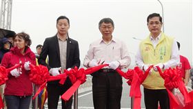 華中橋增設匝道接水源快通車　柯文哲剪綵（1）台北市萬華區華中橋增設匝道銜接水源快速道路工程1日晚間將通車，台北市長柯文哲（前右2）、時代力量籍立委林昶佐（前左2）、民進黨籍立委江永昌（前右）等人上午出席通車典禮，共同剪綵。中央社記者梁珮綺攝　107年11月1日