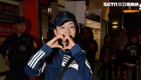 吳謹言離台向粉絲獻愛心。（圖／八大電視提供）