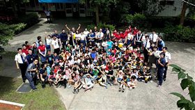 空姐返花蓮母校　偏鄉學童體驗好新鮮（1）中華航空公司「愛心趴趴走團隊」一行約40人，14日來到空服員羅祖兒的母校花蓮縣秀林國小，演示登機流程等體驗課程，讓偏鄉孩子對未來有更多的想像。中央社記者李先鳳攝　107年6月14日