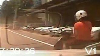 滑手機被撞求償25萬　女違規遭開罰