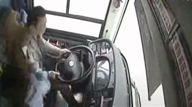 （圖／翻攝自騰訊）中國,重慶,墜河,逆向,衝突