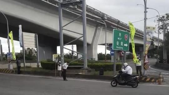 議員快速道路口拜票　網驚：撞到算誰