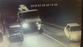 邱文忠，偷車，樹林，車主陳憲斌的雙腿被夾在貨車及機車中間。翻攝畫面