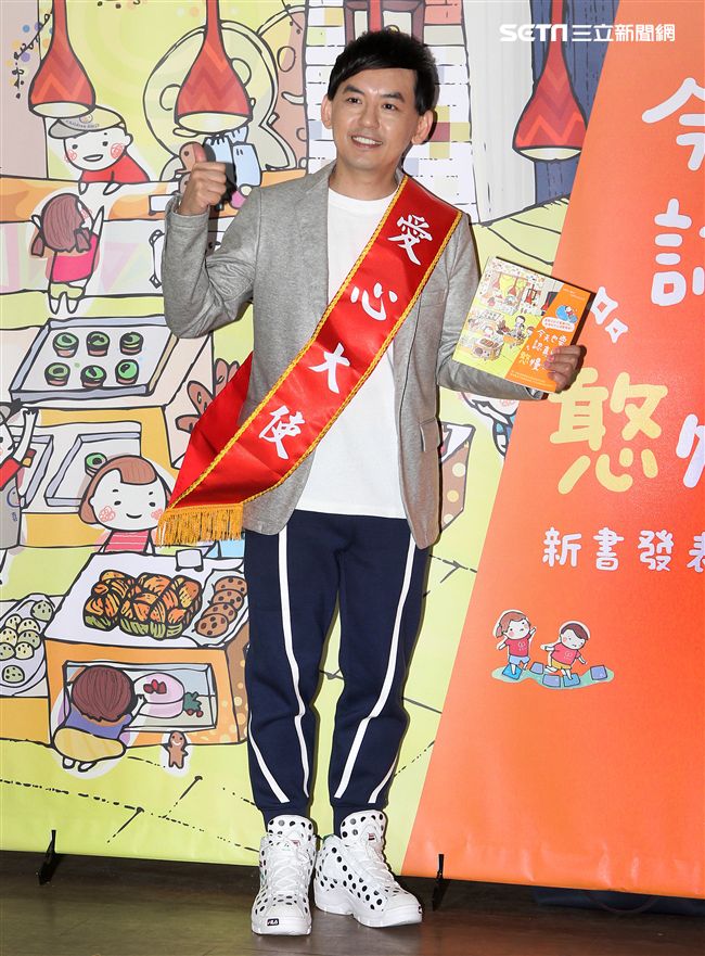 愛心大使黃子佼力挺喜憨兒基金會第一本圖文繪本書，以書傳愛。（記者邱榮吉/攝影）