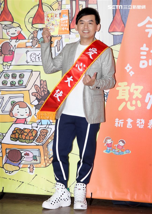 愛心大使黃子佼力挺喜憨兒基金會第一本圖文繪本書，以書傳愛。（記者邱榮吉/攝影）