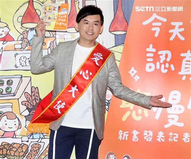 愛心大使黃子佼力挺喜憨兒基金會第一本圖文繪本書，以書傳愛。（記者邱榮吉/攝影）