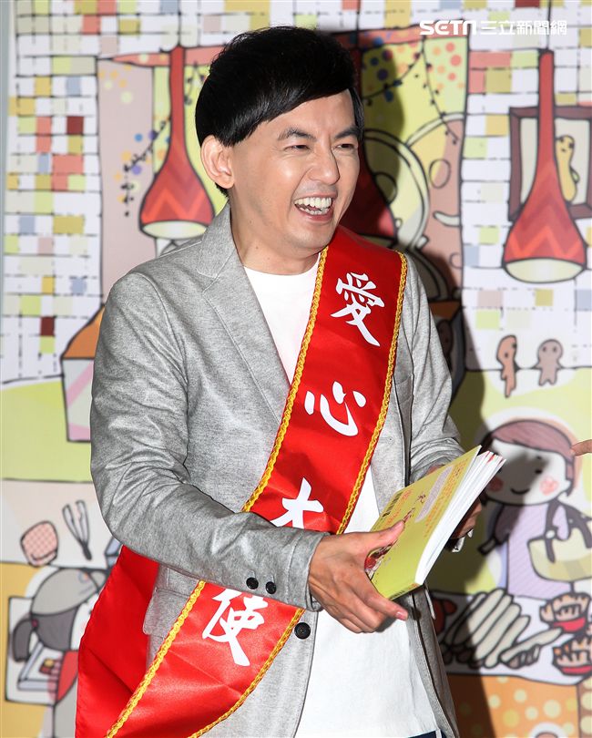 愛心大使黃子佼力挺喜憨兒基金會第一本圖文繪本書，以書傳愛。（記者邱榮吉/攝影）