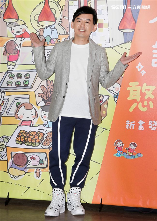 愛心大使黃子佼力挺喜憨兒基金會第一本圖文繪本書，以書傳愛。（記者邱榮吉/攝影）