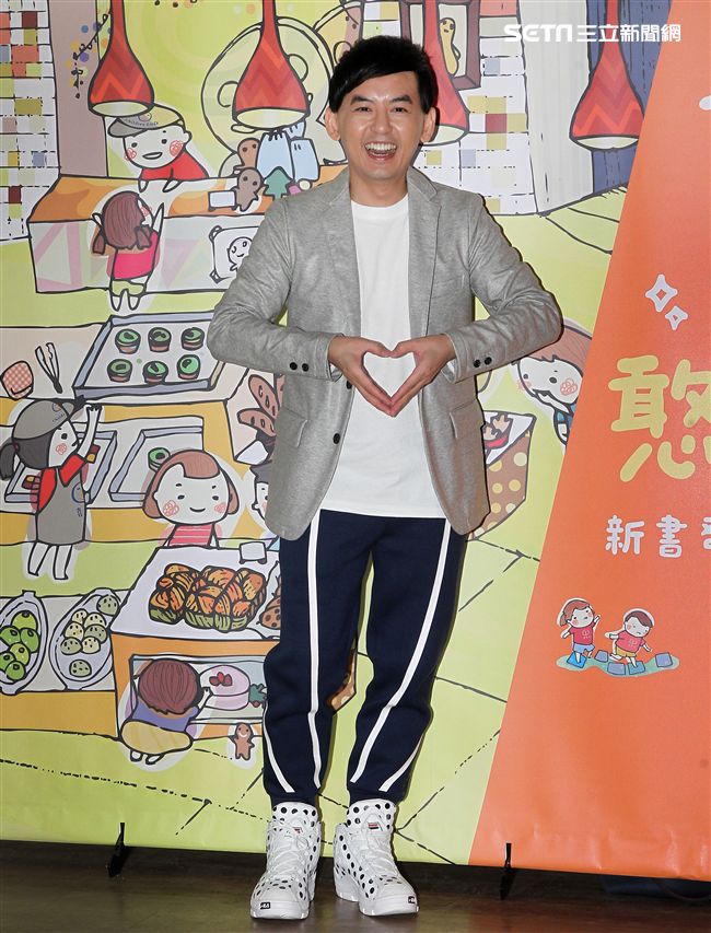 愛心大使黃子佼力挺喜憨兒基金會第一本圖文繪本書，以書傳愛。（記者邱榮吉/攝影）