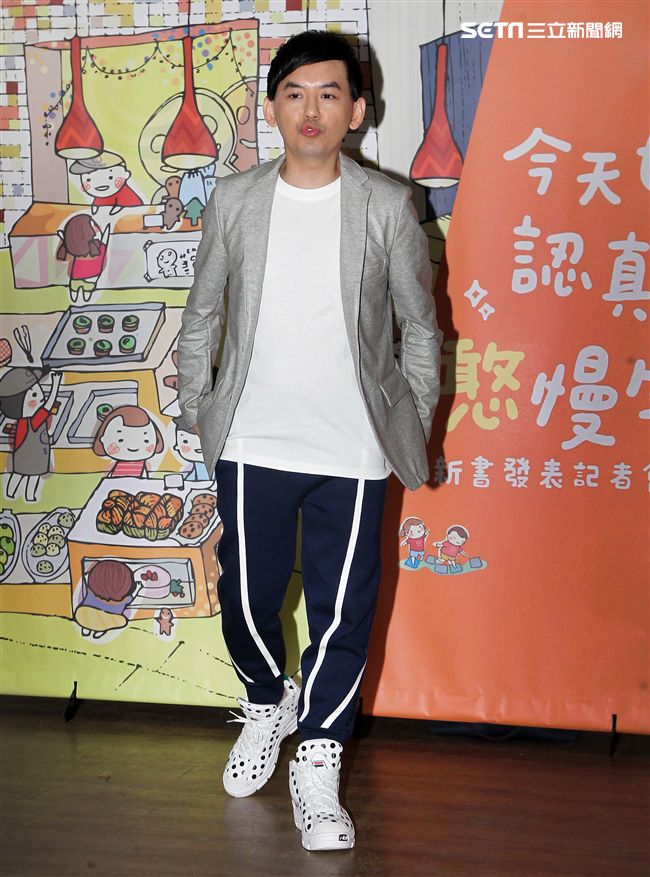 愛心大使黃子佼力挺喜憨兒基金會第一本圖文繪本書，以書傳愛。（記者邱榮吉/攝影）