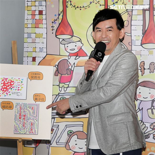 愛心大使黃子佼力挺喜憨兒基金會第一本圖文繪本書，以書傳愛。（記者邱榮吉/攝影）