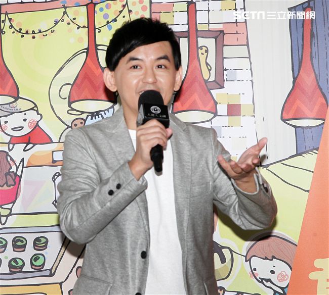 愛心大使黃子佼力挺喜憨兒基金會第一本圖文繪本書，以書傳愛。（記者邱榮吉/攝影）