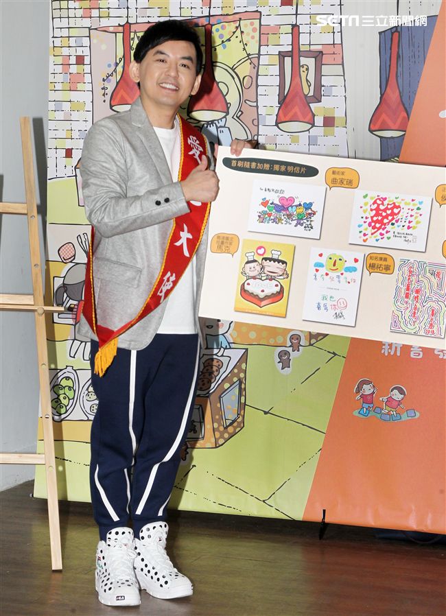 愛心大使黃子佼力挺喜憨兒基金會第一本圖文繪本書，以書傳愛。（記者邱榮吉/攝影）