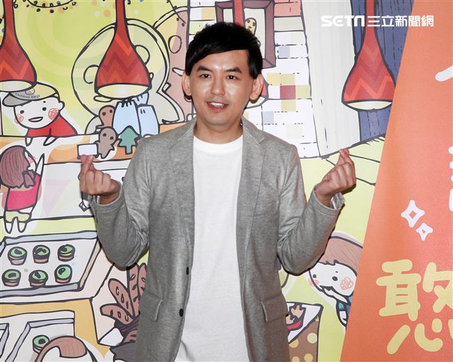 愛心大使黃子佼力挺喜憨兒基金會第一本圖文繪本書，以書傳愛。（記者邱榮吉/攝影）