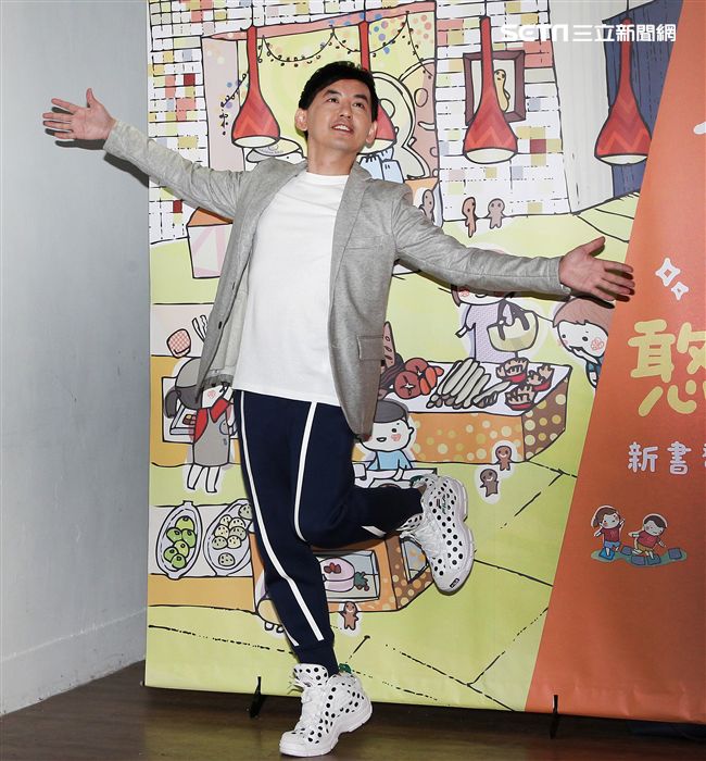 愛心大使黃子佼力挺喜憨兒基金會第一本圖文繪本書，以書傳愛。（記者邱榮吉/攝影）