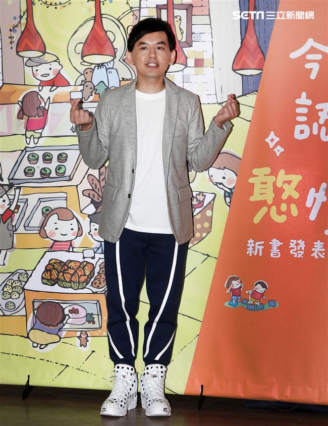 愛心大使黃子佼力挺喜憨兒基金會第一本圖文繪本書，以書傳愛。（記者邱榮吉/攝影）