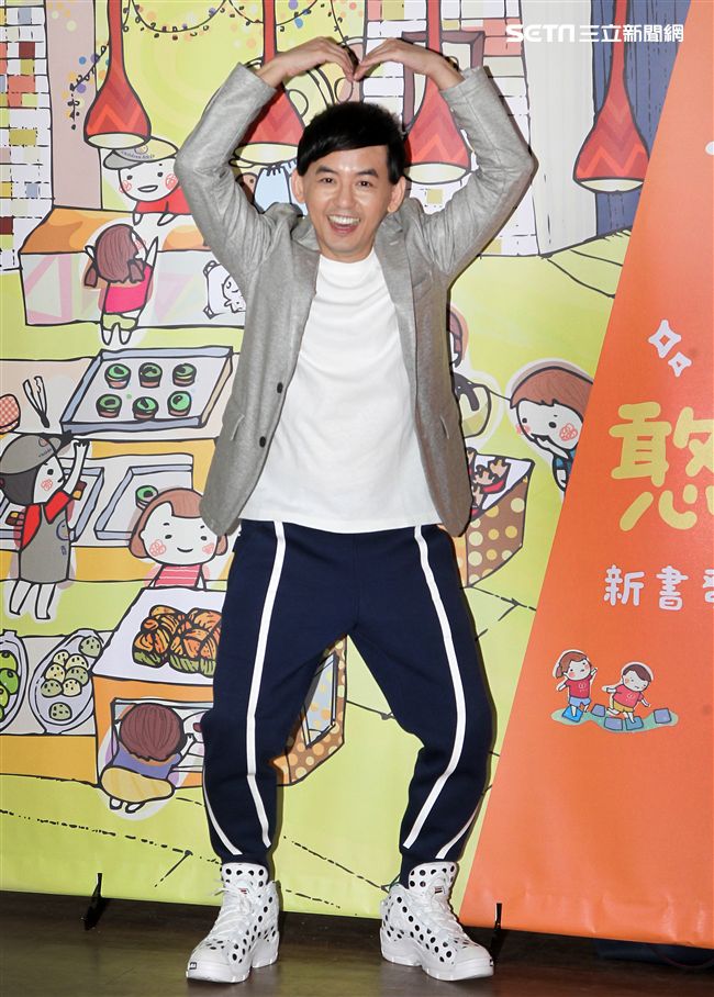 愛心大使黃子佼力挺喜憨兒基金會第一本圖文繪本書，以書傳愛。（記者邱榮吉/攝影）