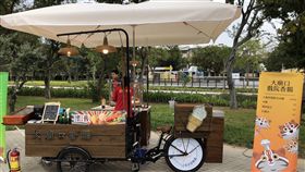 花博園區三輪餐車吸睛台中花博3日將登場，豐原葫蘆墩園區的美食區引進9台極具風格特色的三輪餐車，販售咖啡、熱壓吐司、軍艦壽司、懷舊小吃等各式餐點，民眾享用美食也飽覽水岸美景。（台中市政府提供）中央社記者趙麗妍傳真  107年11月1日