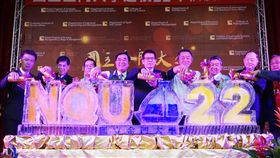 金門大學22歲　破冰啟航邁向國際國立金門大學建校22年校慶典禮2日在金大體育館舉行，金大校長陳建民（左5）等人將液體注入「NQU22」和帆船造型的冰雕，象徵金大破冰啟航，邁向國際。中央社記者黃慧敏攝  107年11月2日